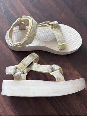 Teva size 8 Women’s Yellow Strap Platform Sandals
